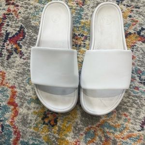 Lululemon women’s restfeel sandals